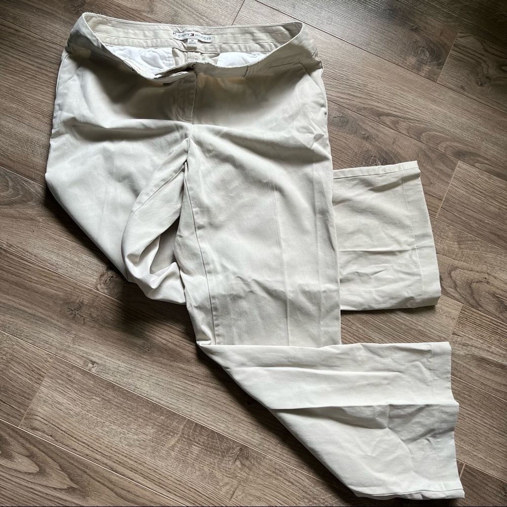 NWOT Tommy Hilfiger Khaki Cropped Trousers. Women’s size 10.